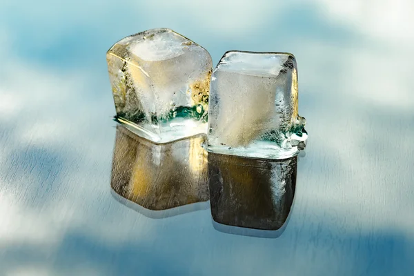 Two ice cubes are melting — Stock Photo, Image