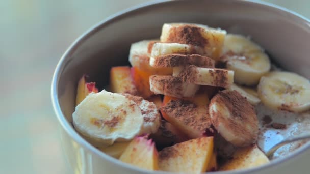 Πλιγούρι βρώμης με φρούτα σε μπολ με το κουτάλι. Μια υγιεινή διατροφή — Αρχείο Βίντεο
