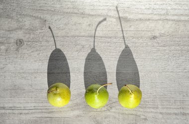 Su damlaları ile üç sulu yeşil armut