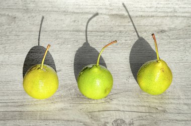 Su damlaları ile üç sulu yeşil armut