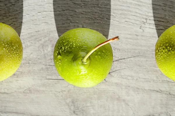 Tre saftige grønne pære med vanddråber - Stock-foto