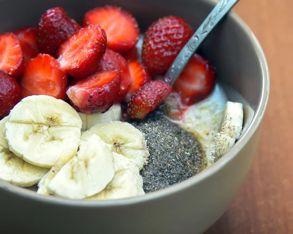 Oatmeal with fruits and bran. Halthy diet — Stock Photo, Image