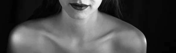 嘴唇和裸肩上的年轻女性。黑色和白色 — 图库照片