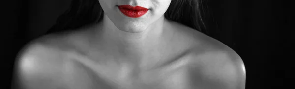 Labios rojos y hombros desnudos de mujeres jóvenes. Blanco y negro —  Fotos de Stock