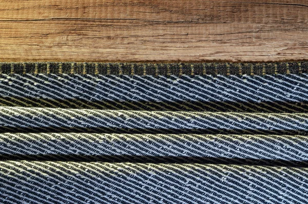 Ciemny szary szmatką na powierzchni drewnianych — Zdjęcie stockowe