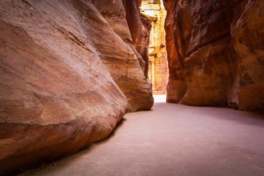 Siq Kanyonu 'nun sonu, Ürdün' ün kumtaşından yapılma antik bir Nabataean şehri olan Petra 'da dar bir kanyon. Hazine 'nin Görünümü.