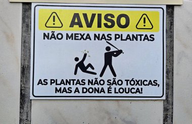 Bitki güvenliği uyarısı: bitkilere dokunmayın. Bitkiler zehirli değil, ama sahibi deli..