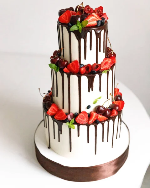 Cake three tiers chocolate berries — Zdjęcie stockowe