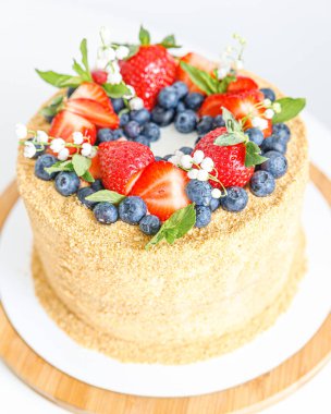 Pasta yukarıdan gelen çilekli böğürtlenlerle süslenmiş.