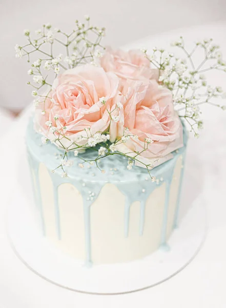 Delicado pastel decorado con flores y chocolate azul —  Fotos de Stock