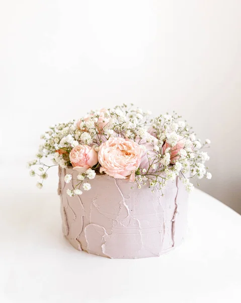 Cake lilac color decorated with flowers isolated close-up — Stock Photo, Image