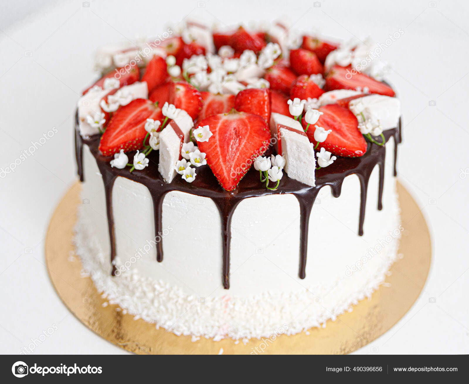 Gâteau est décoré avec des fraises fraîches et des fleurs et chocolat  close-up — Photo de stock par ©AlexHulko - 490396656, image size:1600x1311