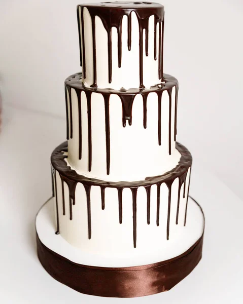 Kuchen drei Reihen mit weißer Sahne verziert mit Schokolade lizenzfreie Stockfotos
