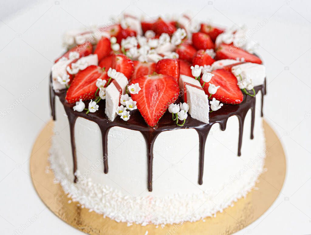 La torta è decorata con fragole fresche e fiori e cioccolato primo piano —  Foto stock di © AlexHulko #490396656, image size:1024x775