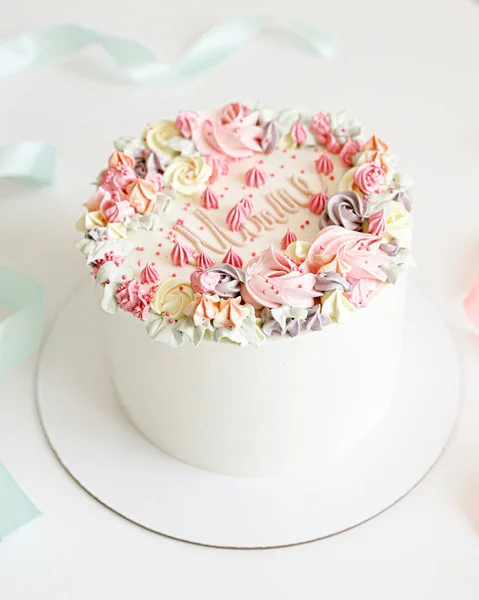 Cake voor mam is versierd met crème bloemen Stockfoto