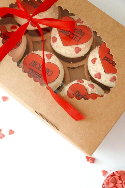 Cupcakes para amantes con corazones rojos y letras Fotos de stock libres de derechos