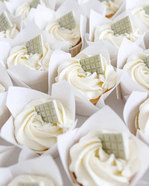 Cupcakes met witte room versierd met chocolade Stockfoto