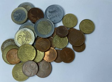 Bulanık bir arkaplanda farklı avro sikkelerinin yakın plan çekimi. Yüksek kalite fotoğraf