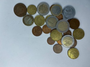 Bulanık bir arkaplanda farklı avro sikkelerinin yakın plan çekimi. Yüksek kalite fotoğraf