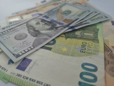 Nakit para Amerikan doları ve euro banknotları, gelir, kazanç ve iş konsepti, para dolu masa. Yüksek kaliteli FullHD görüntüler