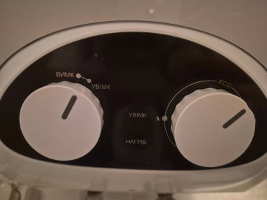 Ev ısıtma termostatı. Dijital ekran ısıtma modu aktif olan Celsius derecelerini gösteriyor. Ev konforu, iklim kontrolü ve enerji verimliliği kavramı. Yüksek kalite fotoğraf