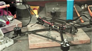 Küçük İHA Üretim İşlemi Atölyede. Yüksek kalite 4k görüntü