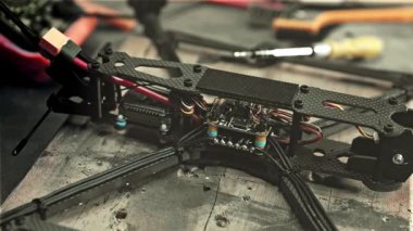 Küçük İHA Üretim İşlemi Atölyede. Yüksek kalite 4k görüntü