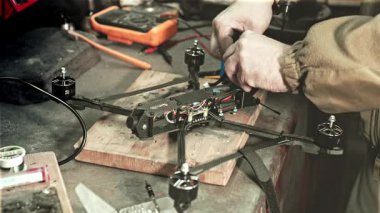 Küçük İHA Üretim İşlemi Atölyede. Yüksek kalite 4k görüntü