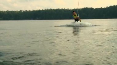 Sürat teknesi ve Güz arkasında ıslak elbise wakeboadring su adam