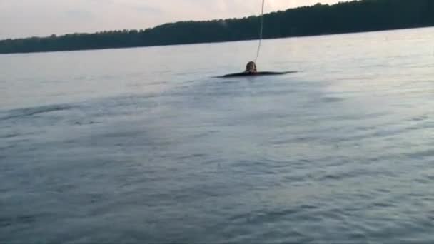 Sportmädchen im Lycra-Wake-Boarding auf Teichwasser — Stockvideo