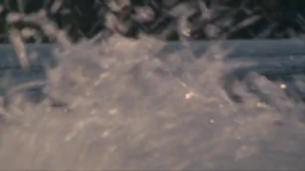Close-up shot van water spatten achter de boot en wakeboarder sprongen — Stockvideo