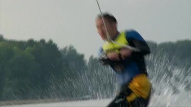 Wakeboarder kişini dalga atış kapatmak ve suda ezmek