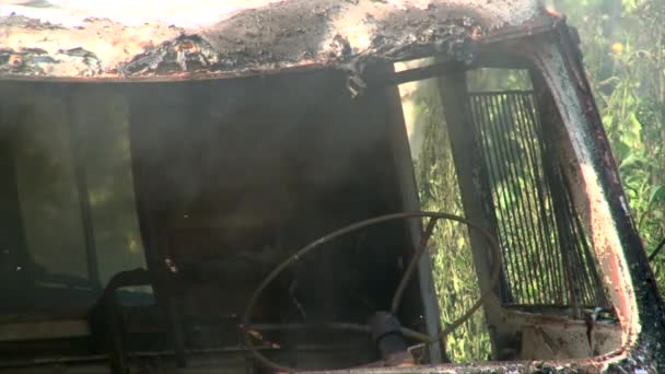 Närbild på brinnande gamla bil i sommar skog — Stockvideo