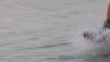 Wakeboarder bacaklar bot ve su, tahtaya yakın atış