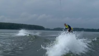 Wakeboarder adam darbeye bir hile yapmak çalışırken suya düşüyor