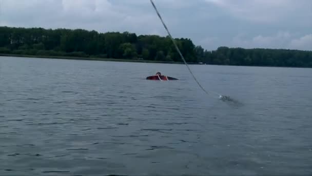 Wakeboarder homme en combinaison humide commencer le réveil embarquement — Video