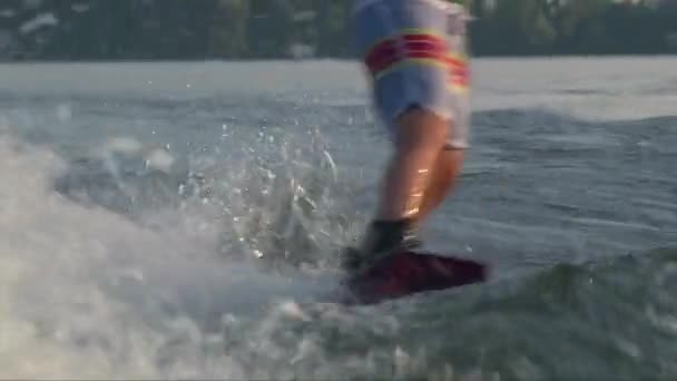 Vrouw wakeboarder laarzen en karton in water splash — Stockvideo