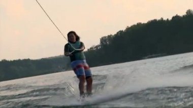 Su, dokunmadan wakeboard gurl günbatımı