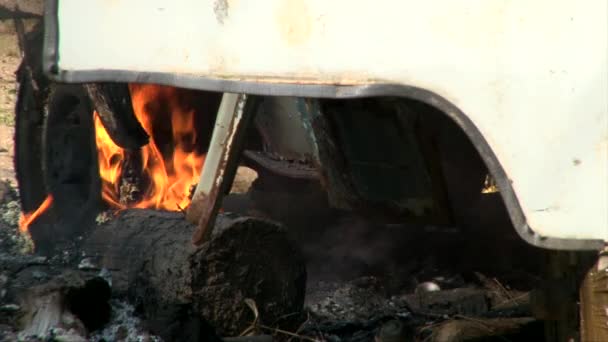Neumático en llamas fuma en el bosque — Vídeo de stock