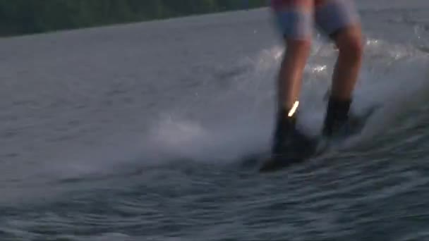 Close-up shot van wakeboarder laarzen en karton in water — Stockvideo