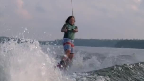 Brunetka na koni tvrdé vlny na wakeboard6 letní západ slunce na rybníku — Stock video