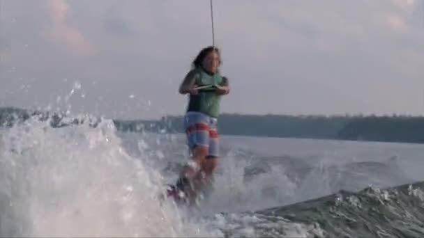 Ragazza cavalca le onde sul wakeboard6 tramonto estivo sul laghetto — Video Stock