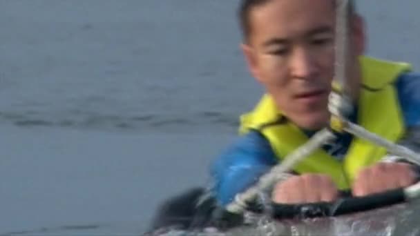 Zblízka střílel z asijských wakeboarder tvář, člověk wakeboardu — Stock video