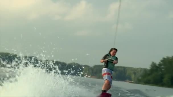 Dívka v obleku na wakeboard, letní západ slunce na rybníku — Stock video