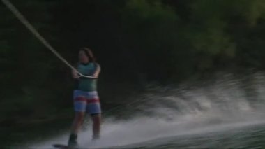 Gülen kız wakeboard