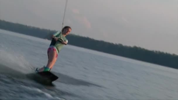 Slim wakeboarder menina cair na água, esporte mulher acordar embarque — Vídeo de Stock