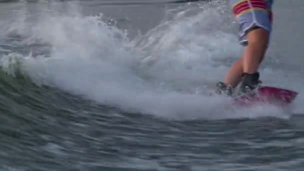 Wakeboarder stivali e bordo in acqua, primo piano — Video Stock