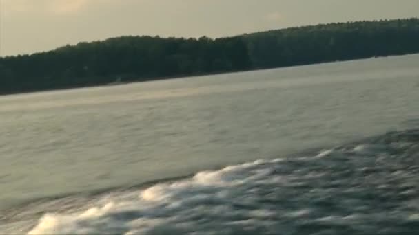 Ondas de água salpicando atrás do barco de velocidade, pôr do sol dourado — Vídeo de Stock