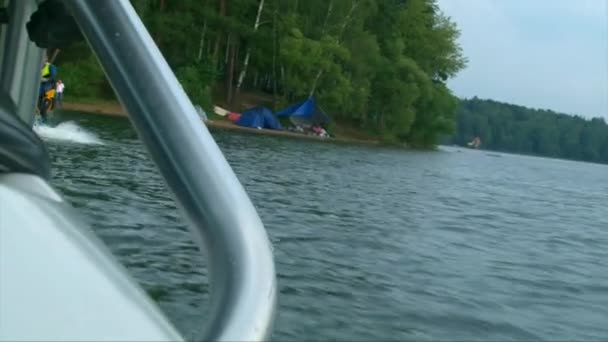 Asiático hombre iniciar despertar embarque desde playa línea — Vídeos de Stock