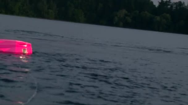 Caída wakeboarder chica flota en el agua del lago, entrecerrando los ojos del sol — Vídeo de stock